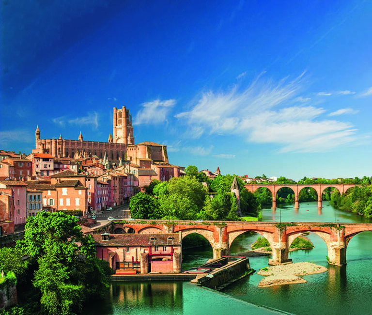 Vue principale sur la Cathédrale d'Albi et des vieux ponts en b